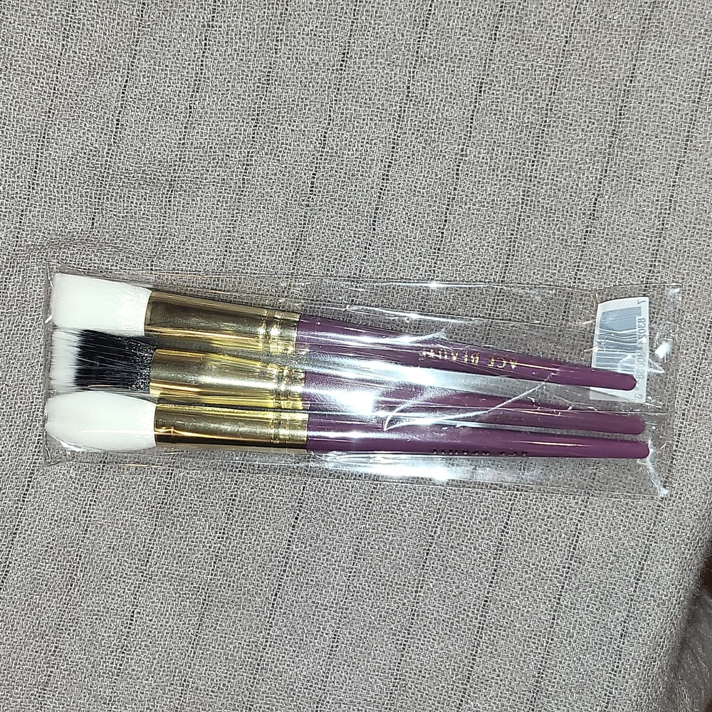 70 - NEW SEALED - Ace Beauté 3 brush set
